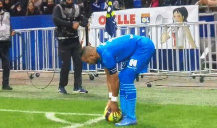 利物浦伤情报告：伊萨克有望复出对阵森林，弗林蓬下月初回归（利物浦伤情更新：伊萨克或迎复出战森林，弗林蓬预计下月初归队）