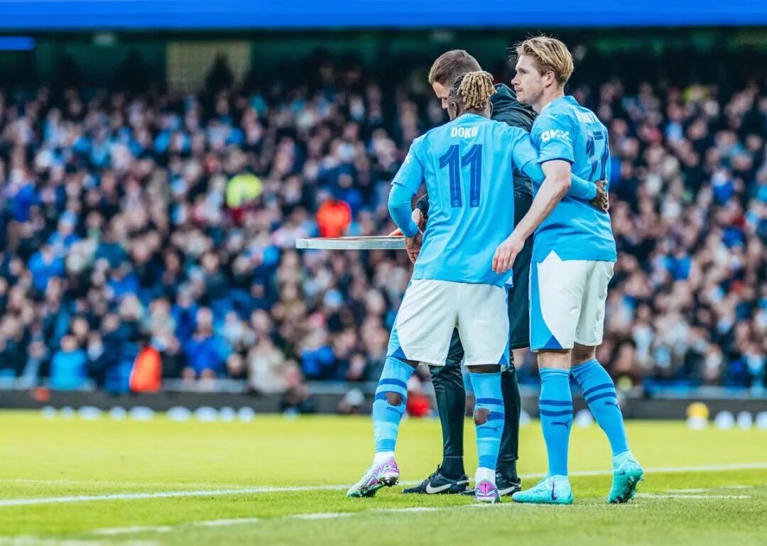 忍不了！球迷刷屏利物浦官方社媒评论区，要求斯洛特下课