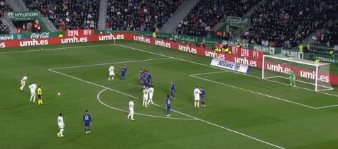 有些尴尬，巴林门将在成功扑救后不慎用脚打入乌龙且弄伤自己