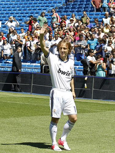 意甲第十四轮：萨索洛3-1逆转佛罗伦萨，紫百合陷入困境